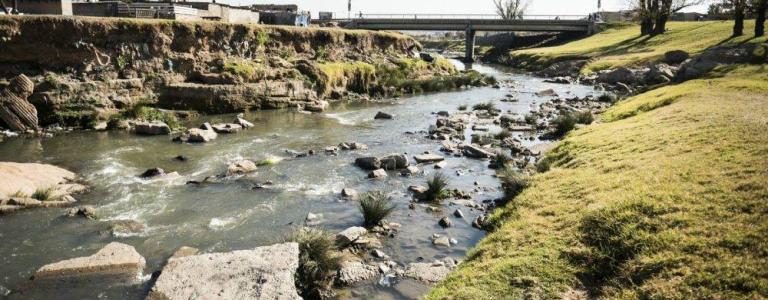 Polluted Jukskei River in Alexadra Township - Mail & Guardian - Delwyn Verasamy