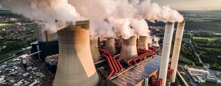 Emissions from a coal power station 