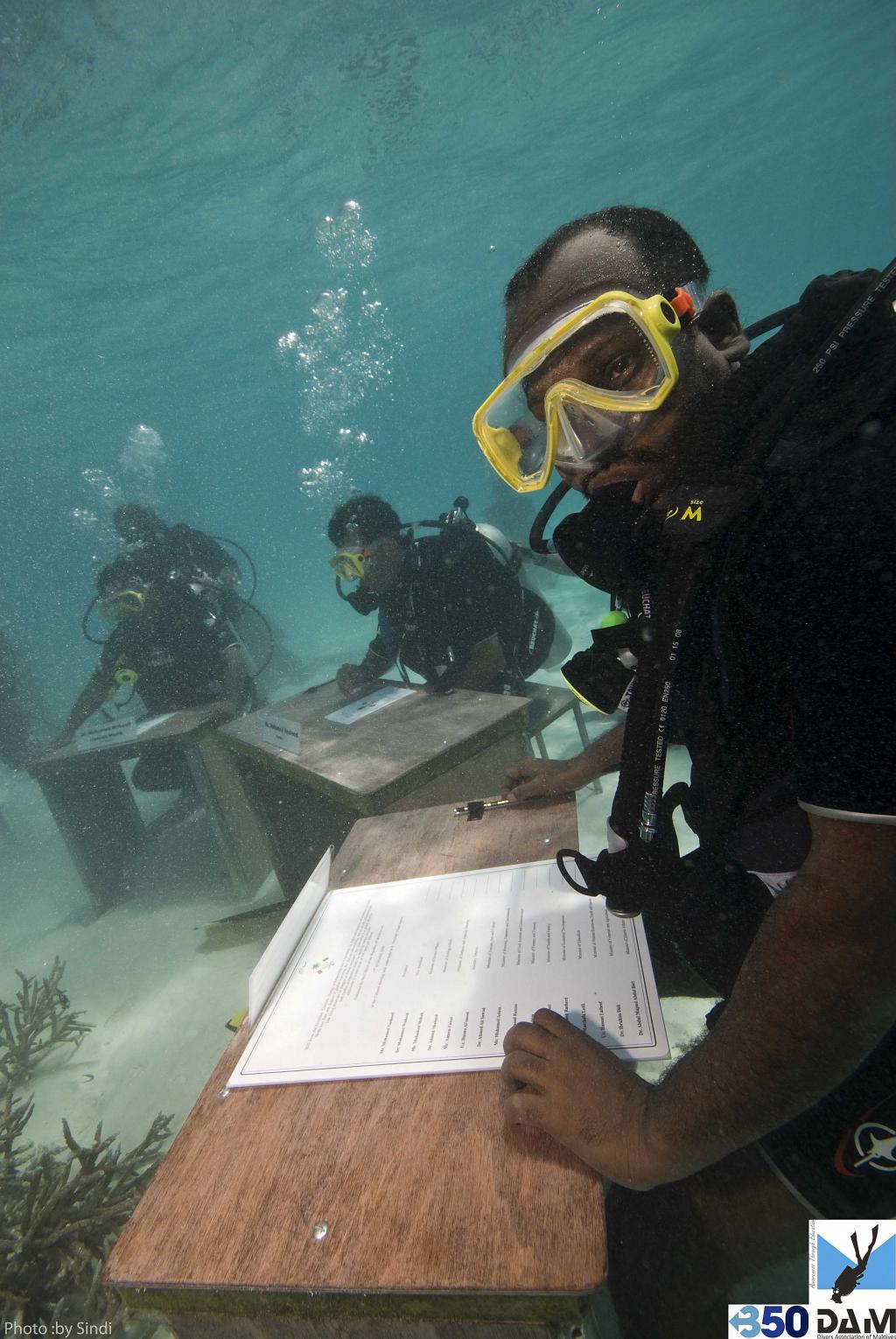 Maldives underwater cabinet meeting