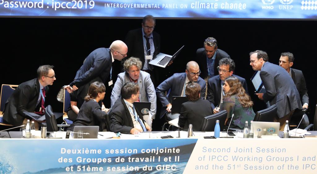 IPCC authors huddle