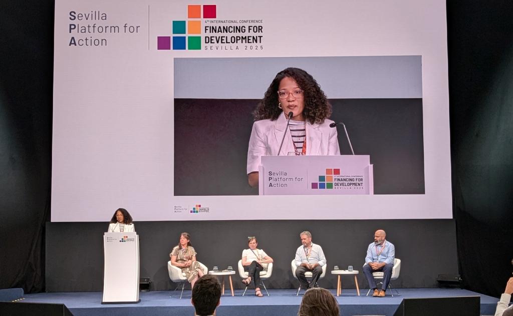 Elisangela Rita on the podium in the FfD4 conference hall