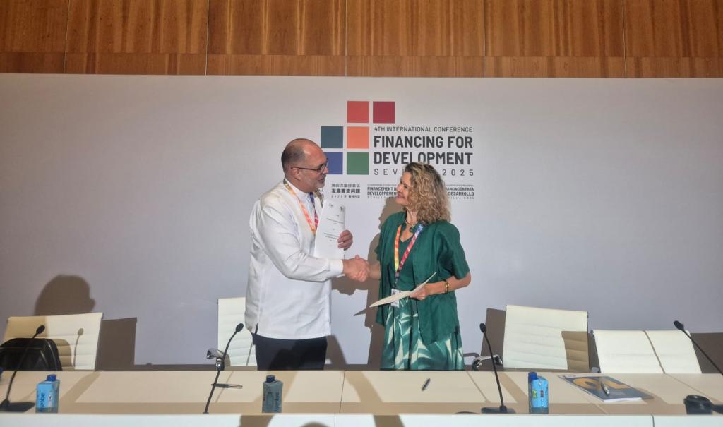 A representative of ATAF and a representative of IISD are shaking hands after signing the MoU