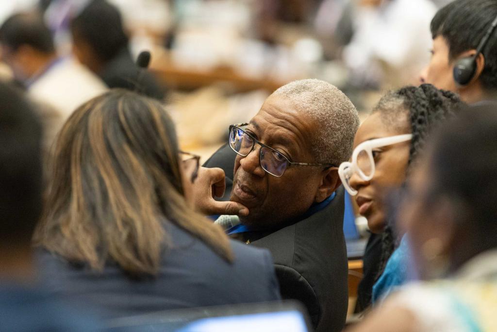 Delegates consult informally during INC-5.2 plastics treaty talks in Geneva