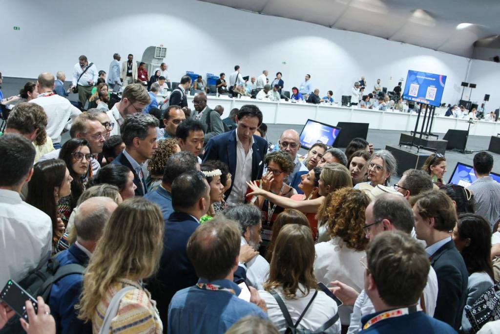 COP30-negotiators-huddle