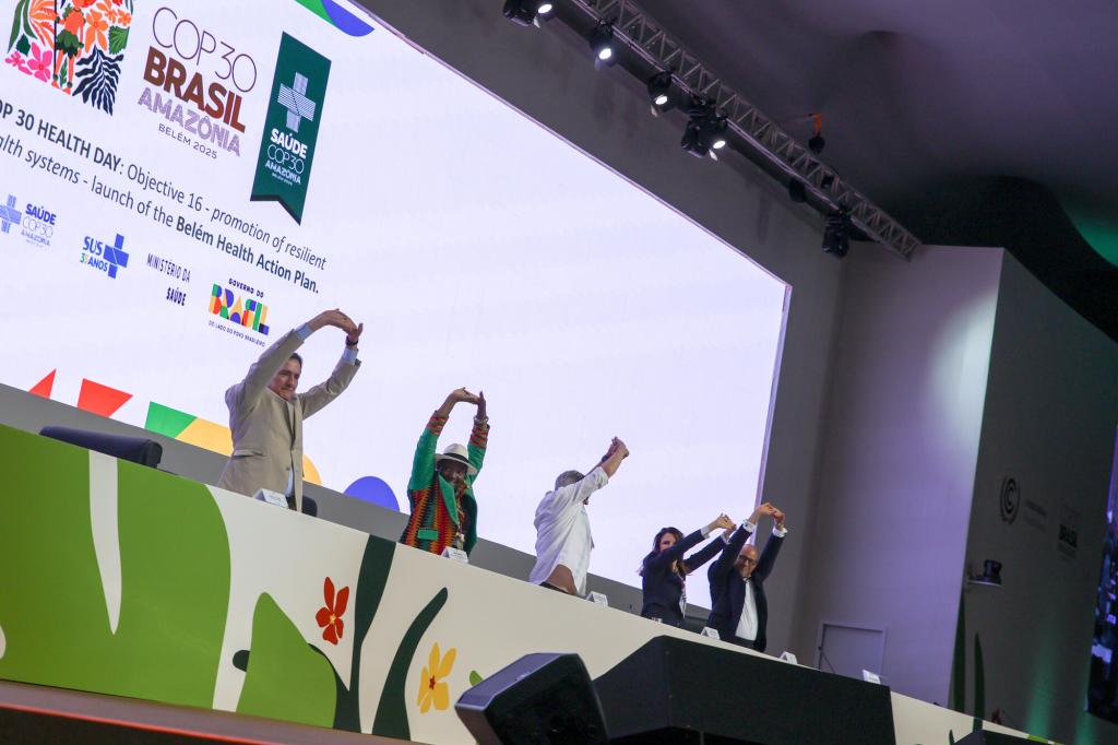 Stretching at COP 30 Health Day