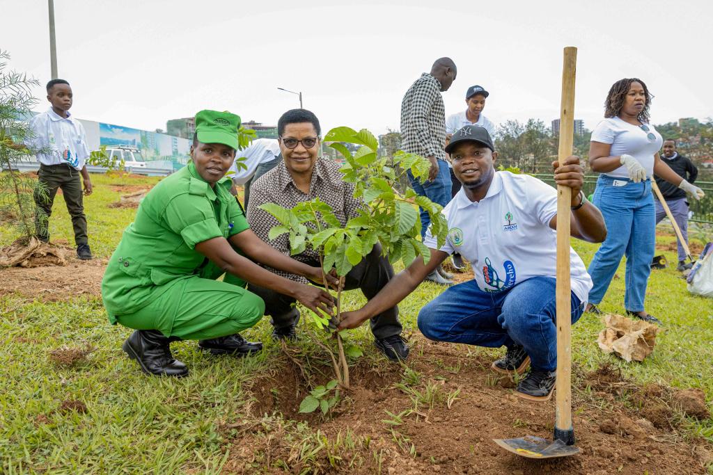 SUNCASA | Community planting trees during a Umuganda with SUNCASA support