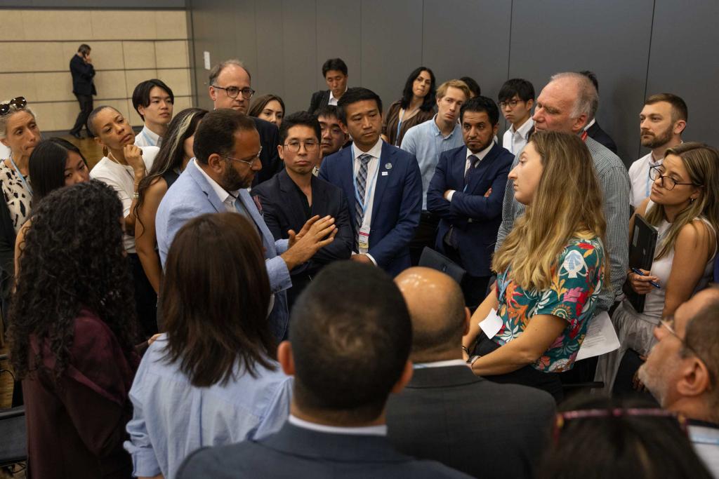 Bonn Climate Meeting Delegates huddle during the informal consultations on the mitigation work programme
